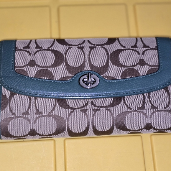 NWT Coach Park Signature Turnlock Wallet Khaki with dark green trim - Picture 1 of 6